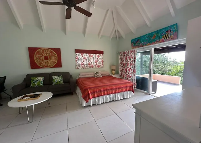 Ocean Breeze & Views - Studio